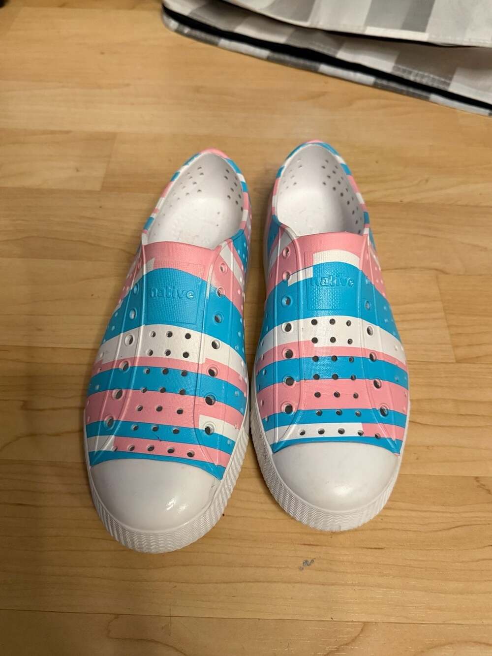 Native Jefferson Shell  Women White Pastel Multi Stripe Slip-On Shoes Size 8
